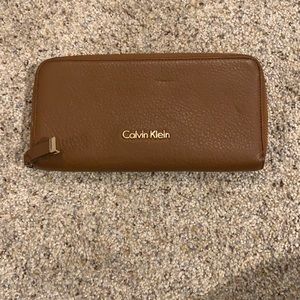 Calvin Klein zip around water/clutch
